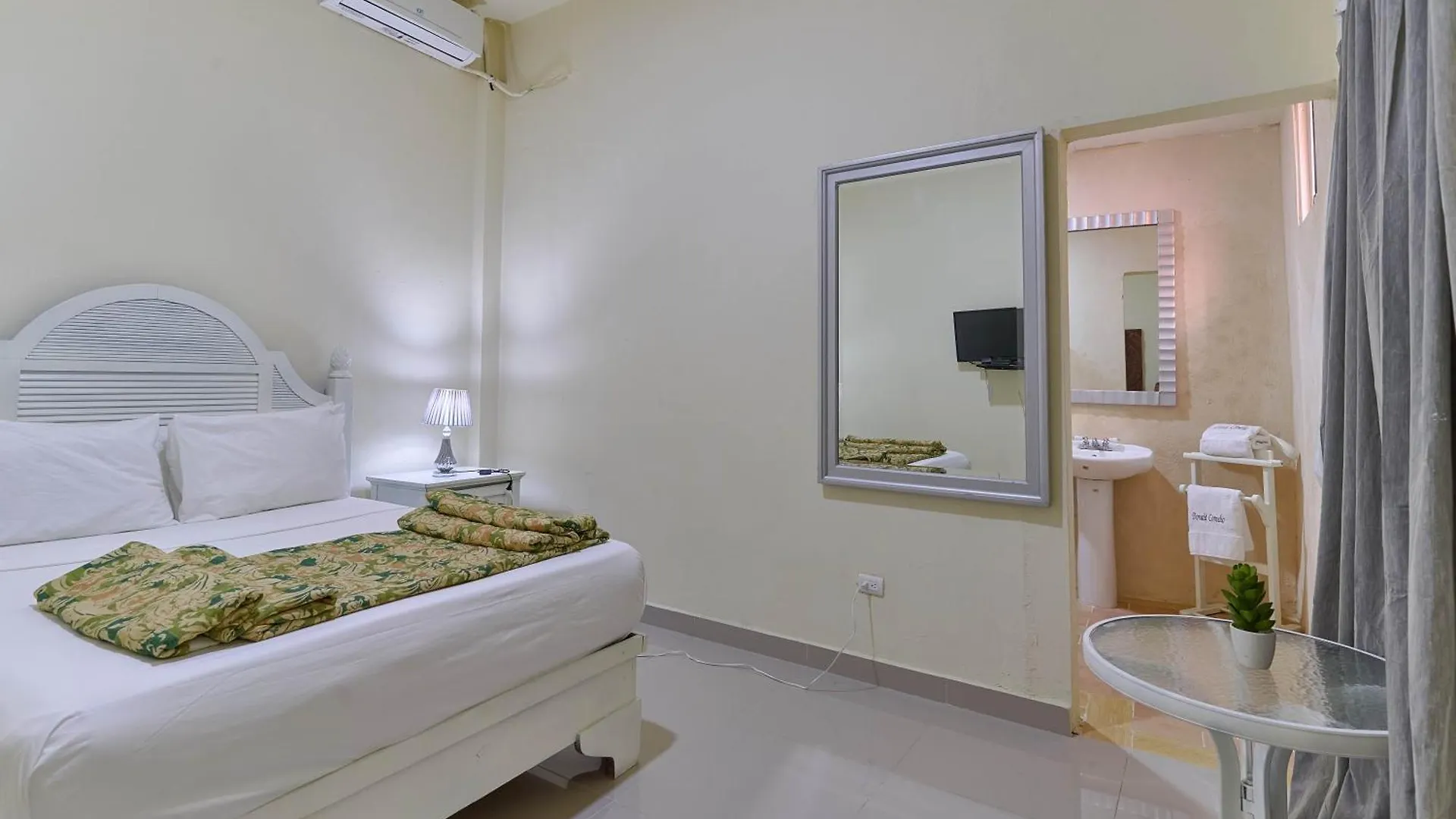Hotel D'Cornelio سانتو دومينجو 5*,